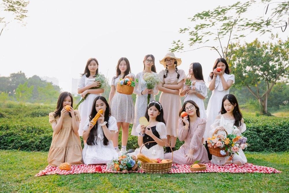 Chụp hình nhóm bạn phong cách picnic tại công viên Yên Sở (Nguồn: Cộng Studio)